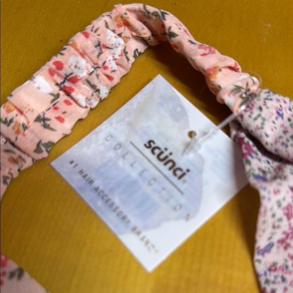 Scunci collection floral headwrap - Picture 2 of 2